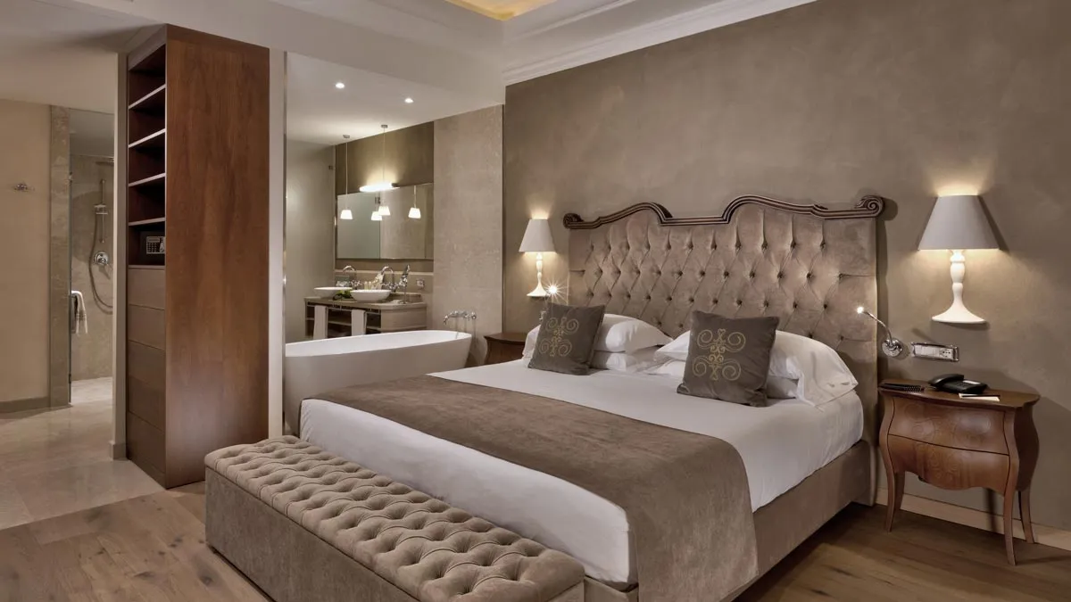 Arredamento su misura per la camera d'albergo del Grand Hotel Fasano, Sal&ograve;, Lake Garda