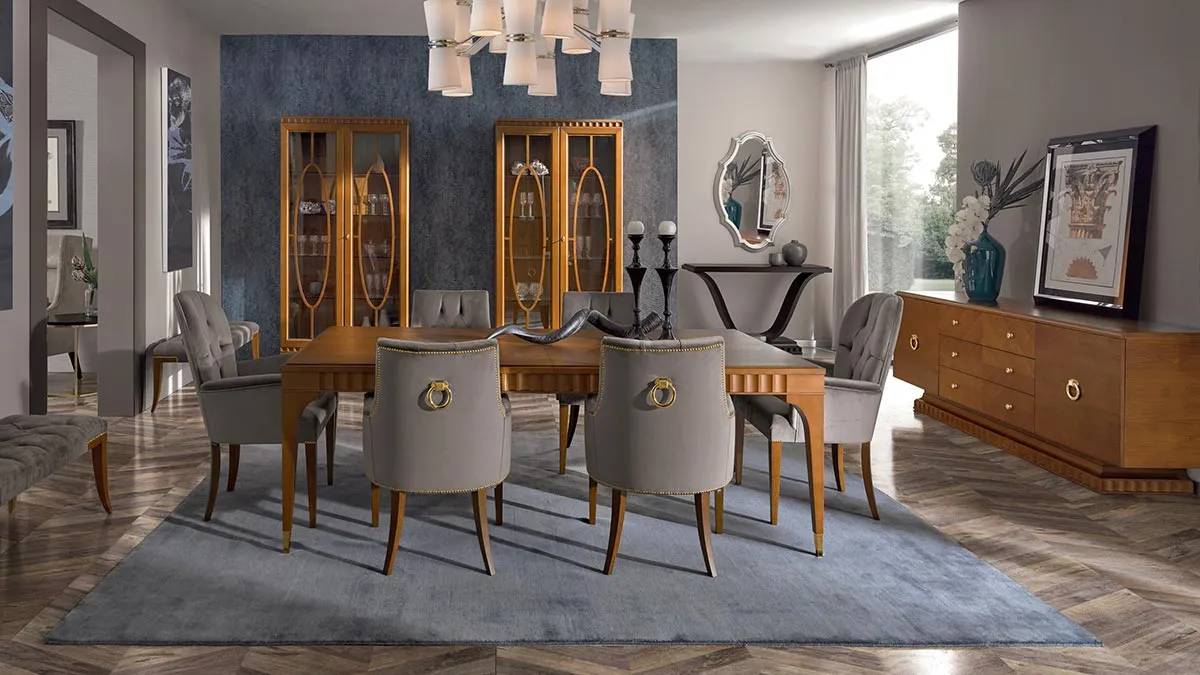 Sala da pranzo contemporanea in legno di Ciliegio. Tavolo rettangolare allungabile, vetrine e sedie con preziosi dettagli in metallo placcato oro. Collezione contemporanea Ellipse by  Sevensedie
