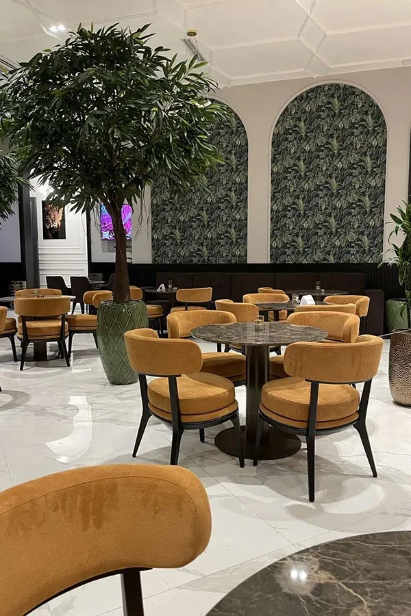 Poltroncina contemporanea Arianna in tessuto arancio, situata nel Lotte Hotel di San Pietroburgo