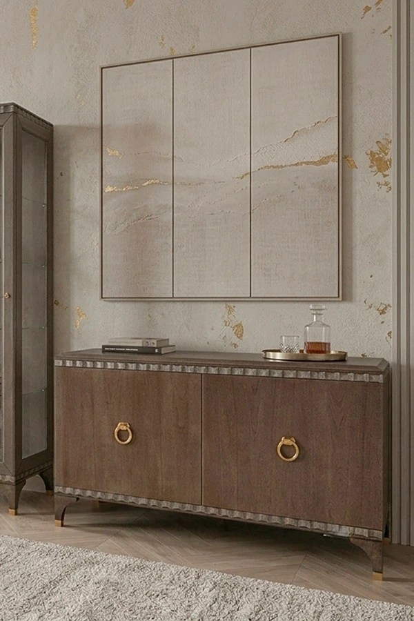 Credenza contemporanea italiana in legno con due ante e maniglie placcate oro, esempio di arredamento di lusso e artigianato italiano.