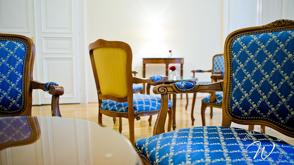 Poltrone replica in stile barocco in tessuto blu e giallo nella sala delle cerimonie delle accademie di danza private di Vienna, Austria 