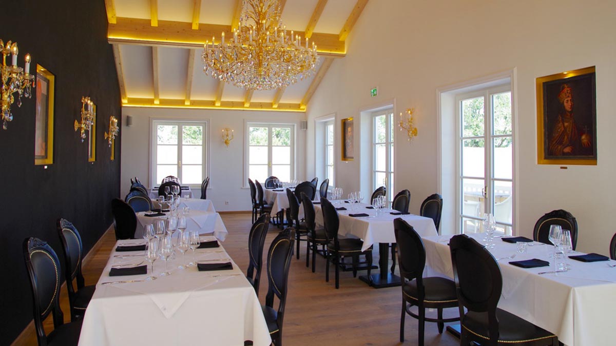 Sedie classiche e sedie contemporanee realizzate da Sevensedie nel ristorante Ludwig in Germania (Baviera). Sedie da pranzo in stile Louis Sabry in finitura nero opaco, con barella a U e rivestimento in vinile nero. Quattro repliche contemporanee di una p