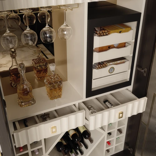 Mobile bar Aldar, parte di Elegance Project by Sevensedie, caratterizzato da un raffinato design strutturato con cassetti e portabottiglie